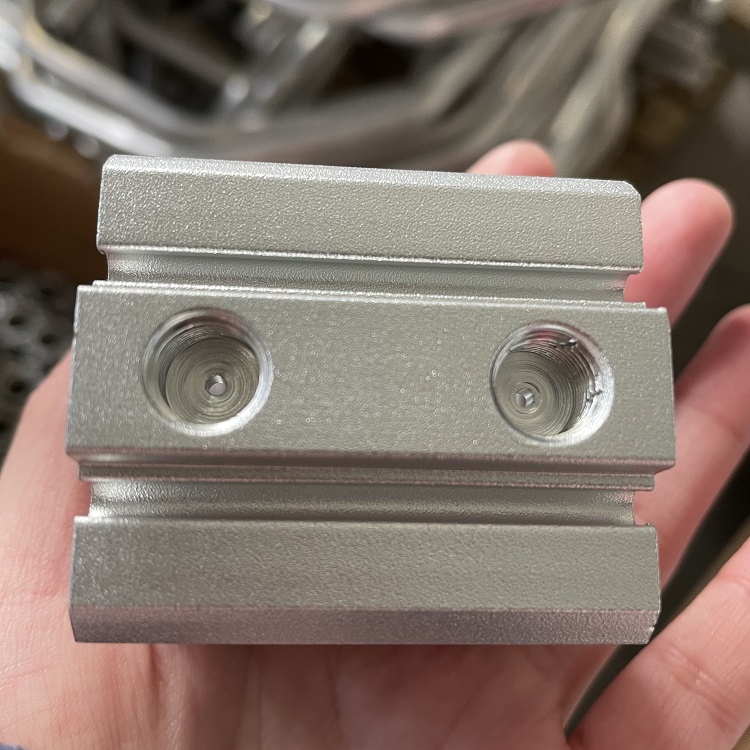 Caja acústica de aluminio Extrusión de perfil de aluminio Perforación de perfil de aluminio
